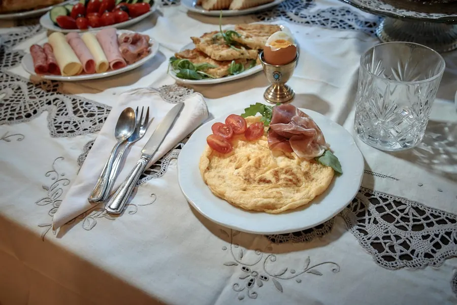 Ομελέτα και αλλαντικά στο πρωινό