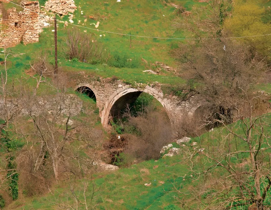 Πέτρινο γεφύρι στο φαράγγι