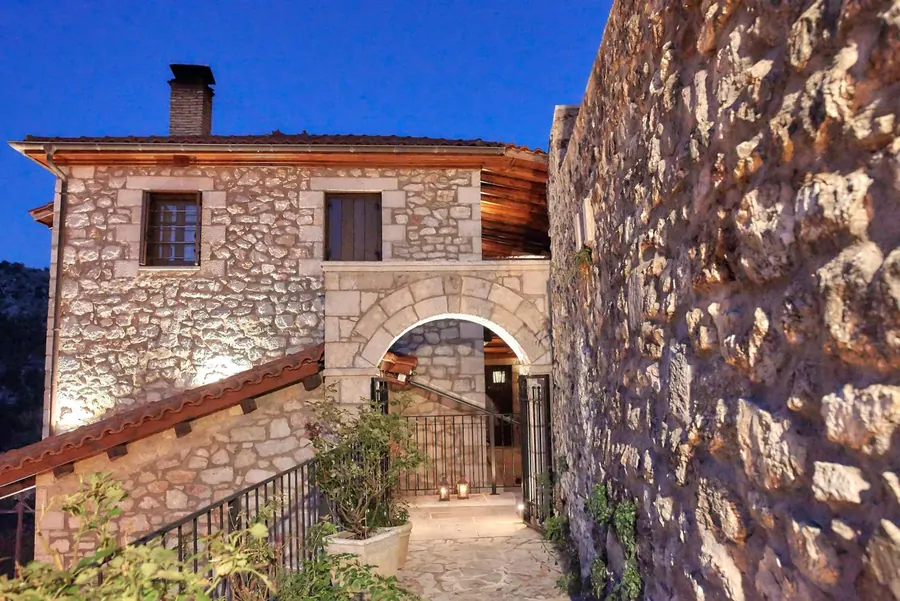 Πέτρινη καμάρα στην είσοδο το βράδυ