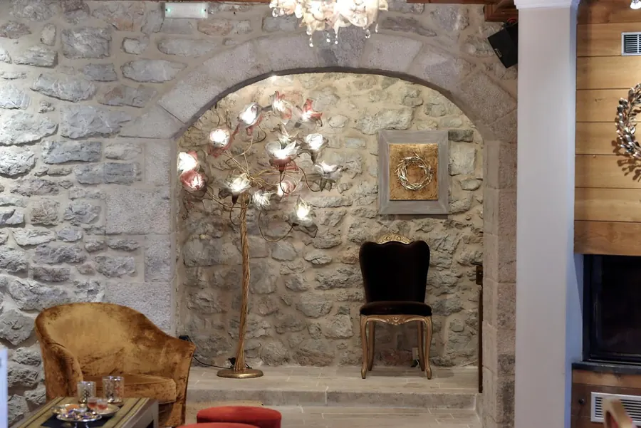 Το σαλόνι με την πέτρινη καμάρα