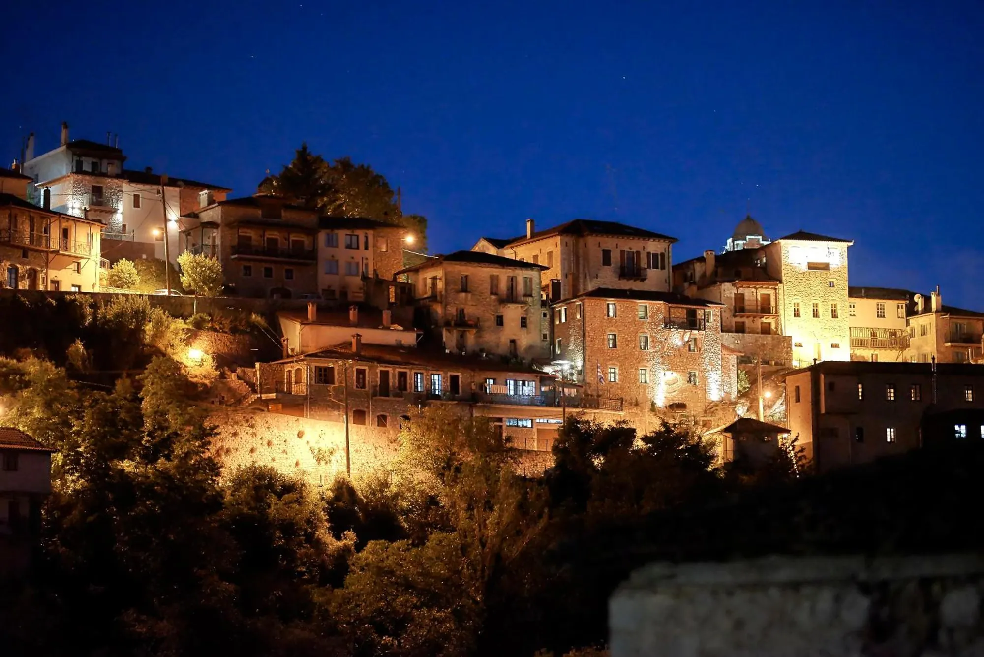 Η Δημητσάνα φωτισμένη τη νύχτα